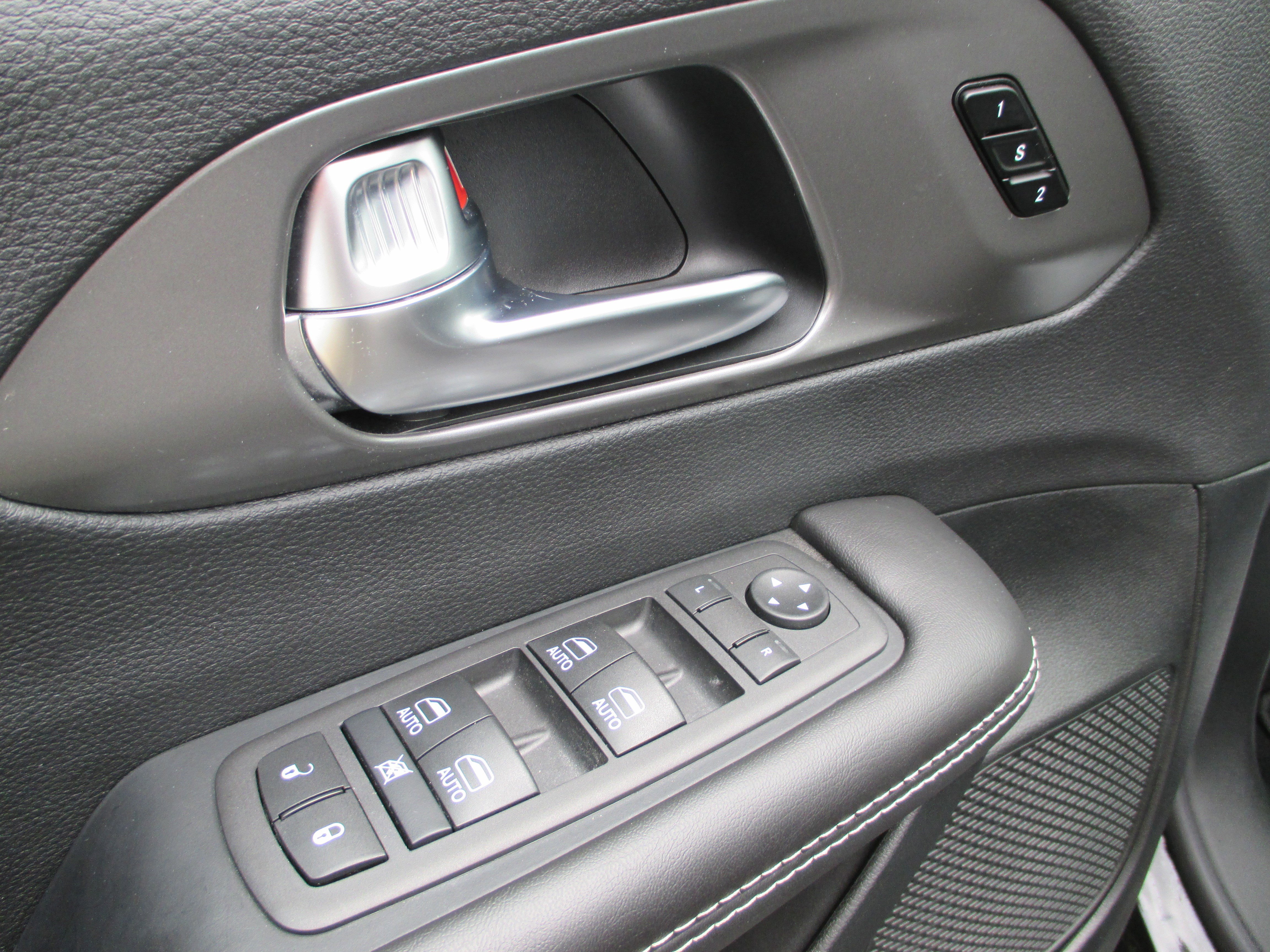 Used 2026 Chrysler Pacifica Select image 17