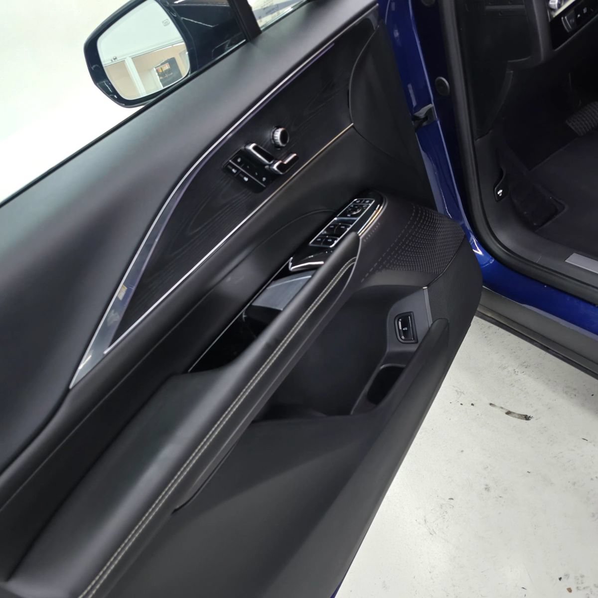 Used 2024 Cadillac Lyriq Luxury RWD image 14