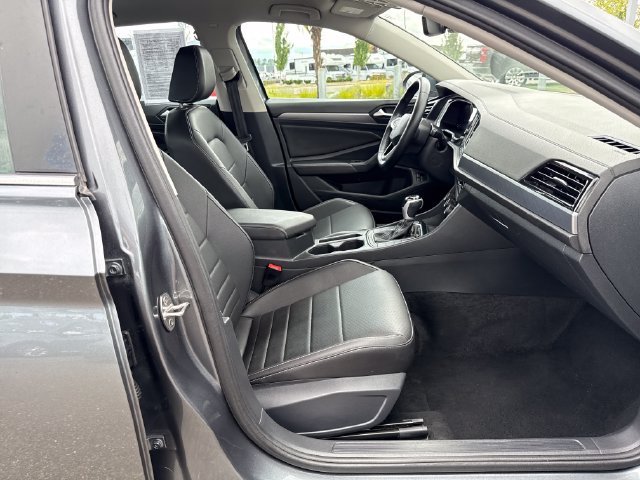 Used 2024 Volkswagen Jetta SE FWD image 9