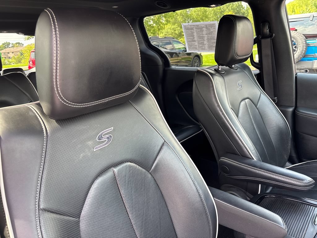 Used 2025 Chrysler Pacifica Limited FWD image 33