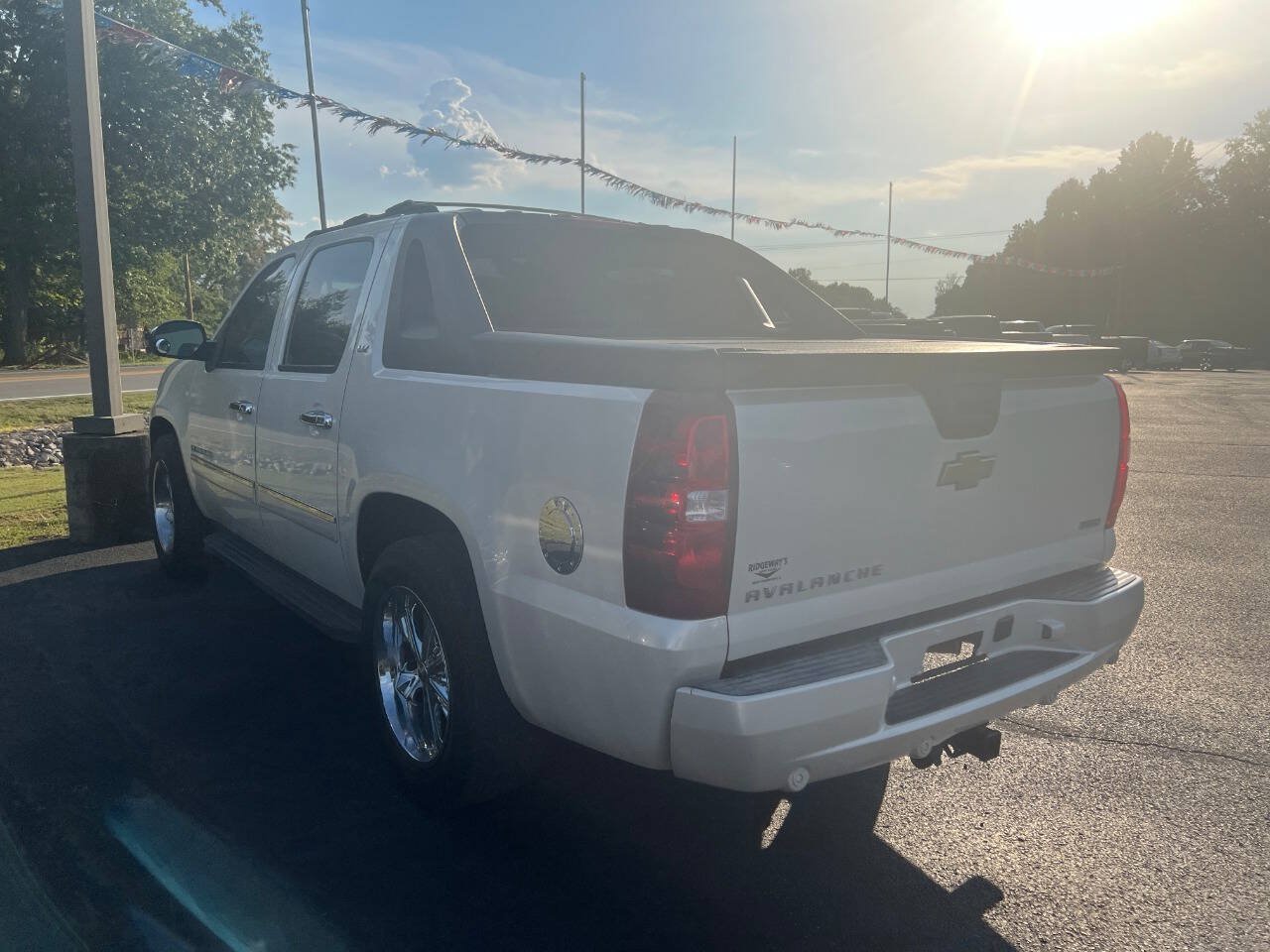 Used 2011 Chevrolet Avalanche LTZ RWD image 6