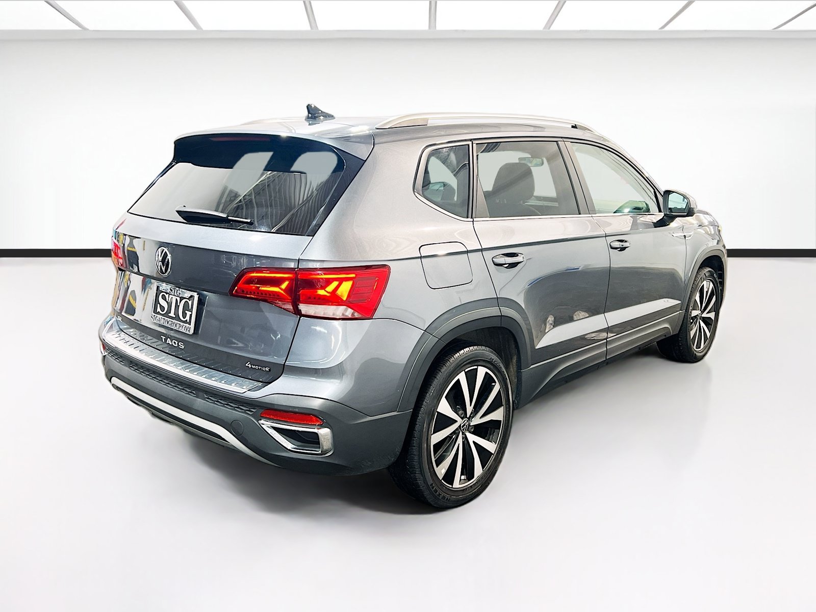 Used 2023 Volkswagen Taos SE w/ Panoramic Sunroof Package AWD/4WD image 4