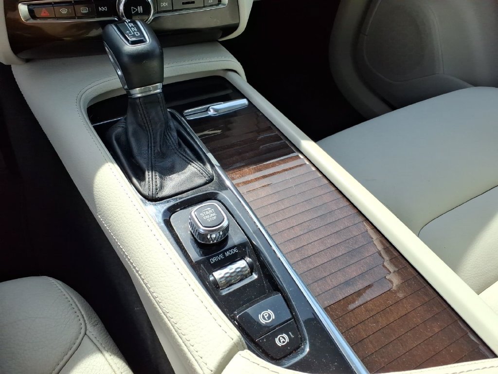Used 2019 Volvo XC90 T5 Momentum w/ Multimedia Package AWD/4WD image 9
