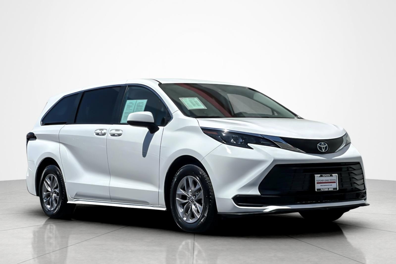 Certified 2024 Toyota Sienna LE FWD image 7