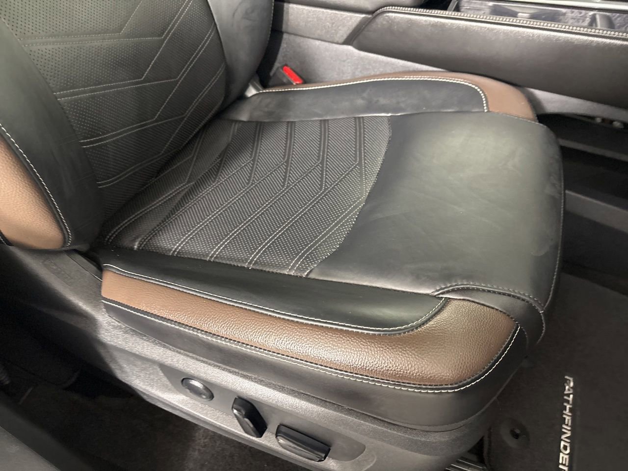 Used 2024 Nissan Pathfinder Platinum w/ Cargo Package image 33