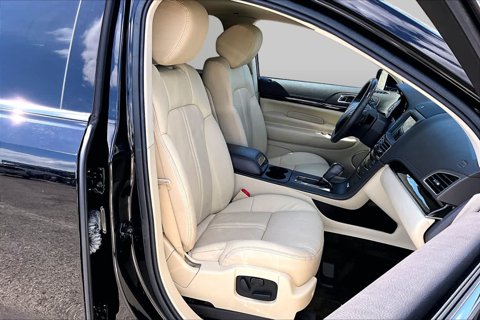 Used 2018 Lincoln MKT AWD image 11