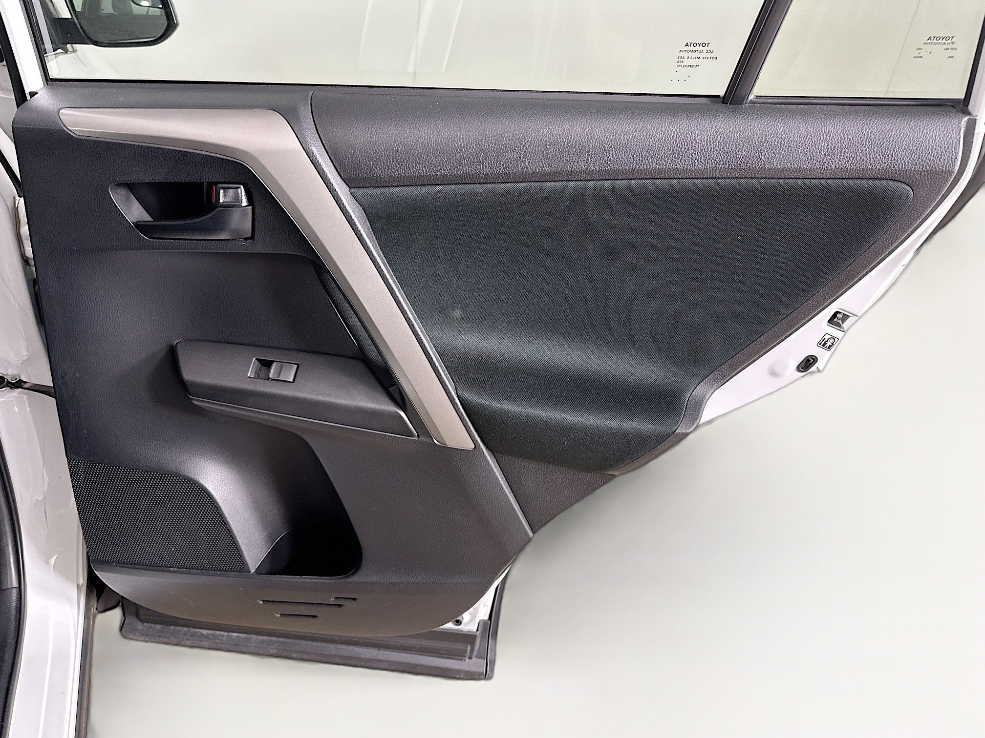 Used 2018 Toyota RAV4 LE FWD image 28