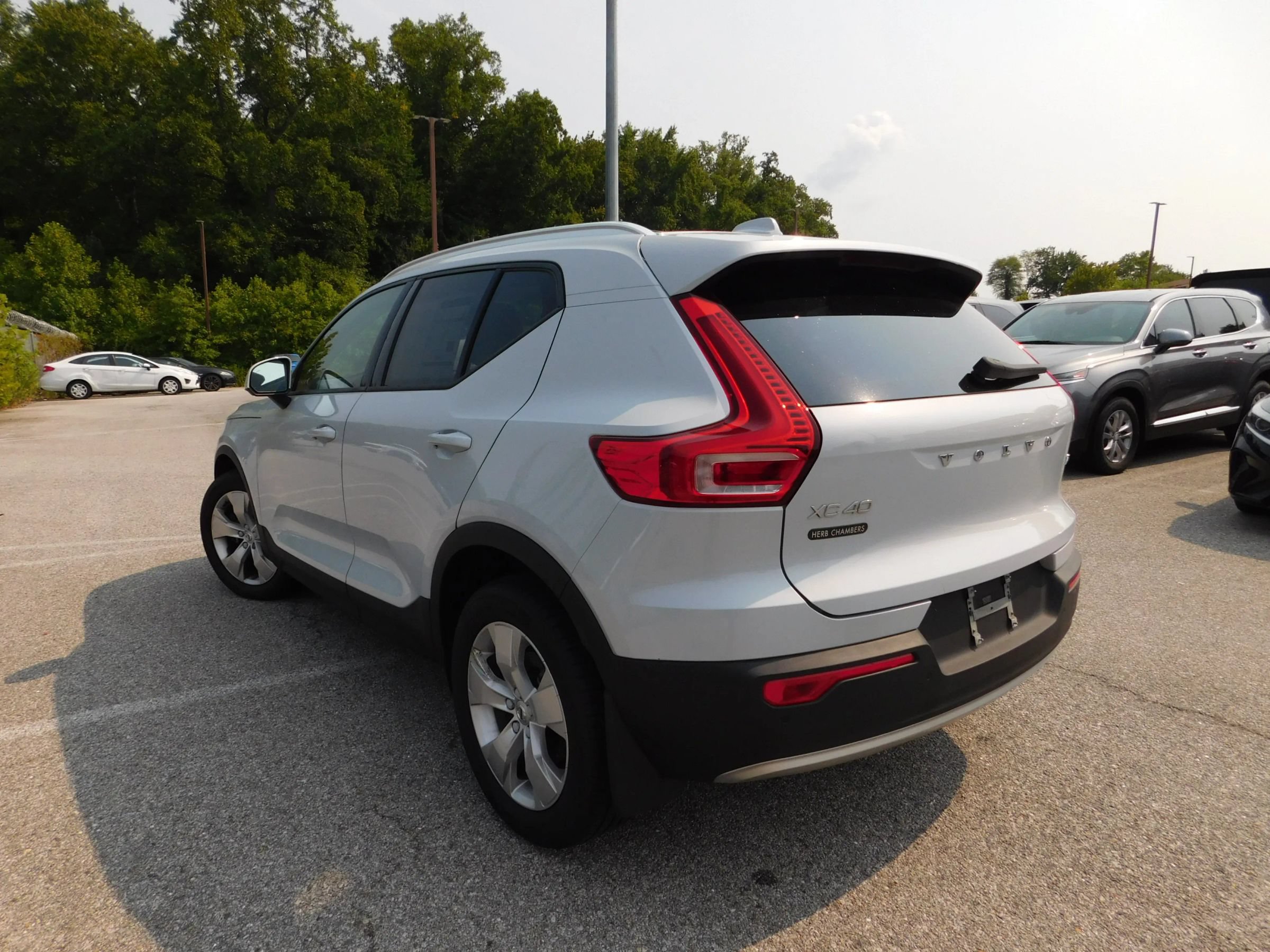 Used 2021 Volvo XC40 T4 Momentum FWD image 7