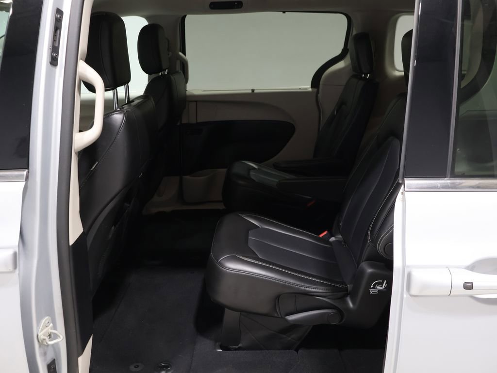 Used 2023 Chrysler Pacifica Touring-L image 18