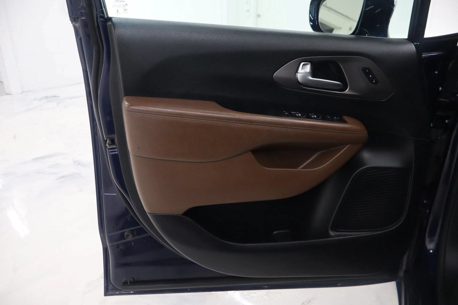 Used 2019 Chrysler Pacifica Limited w/ Tire & Wheel Group FWD image 13