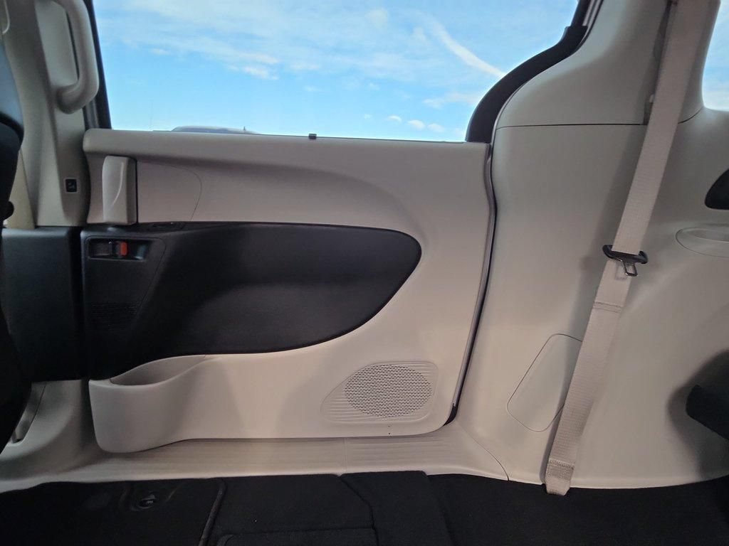 Used 2024 Chrysler Pacifica Touring-L FWD image 12