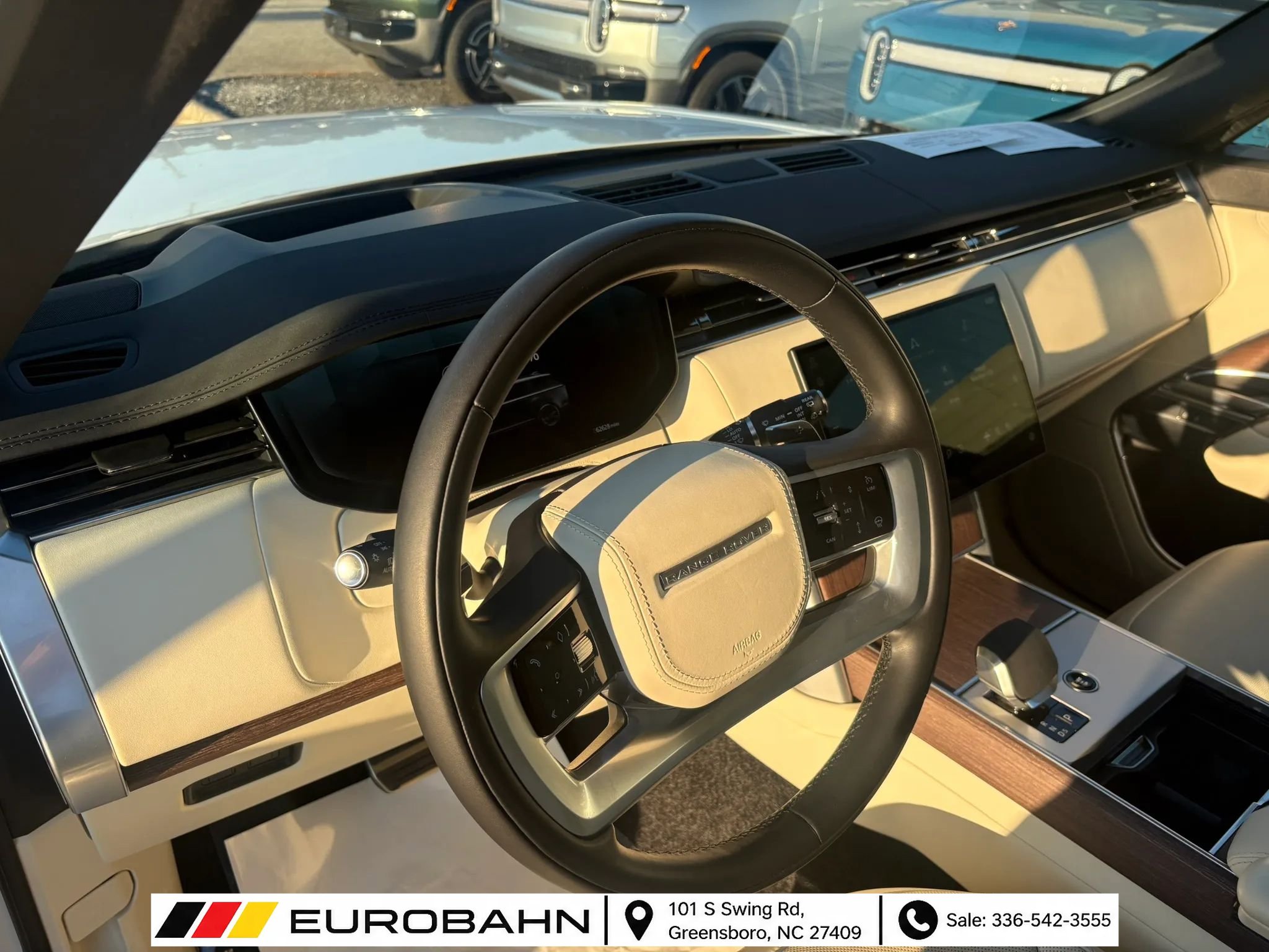 Used 2025 Land Rover Range Rover SE AWD/4WD image 8