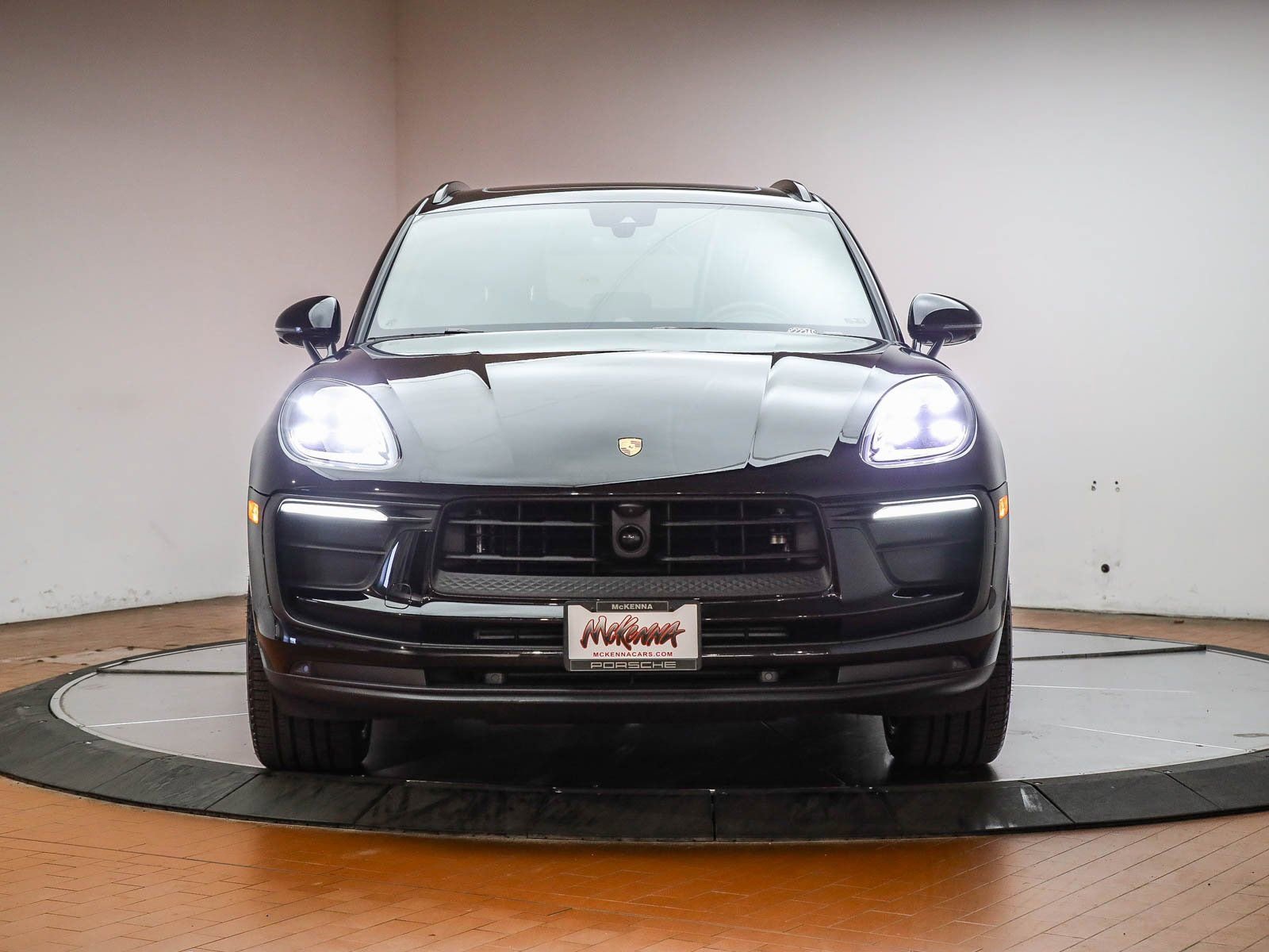 Certified 2025 Porsche Macan image 11