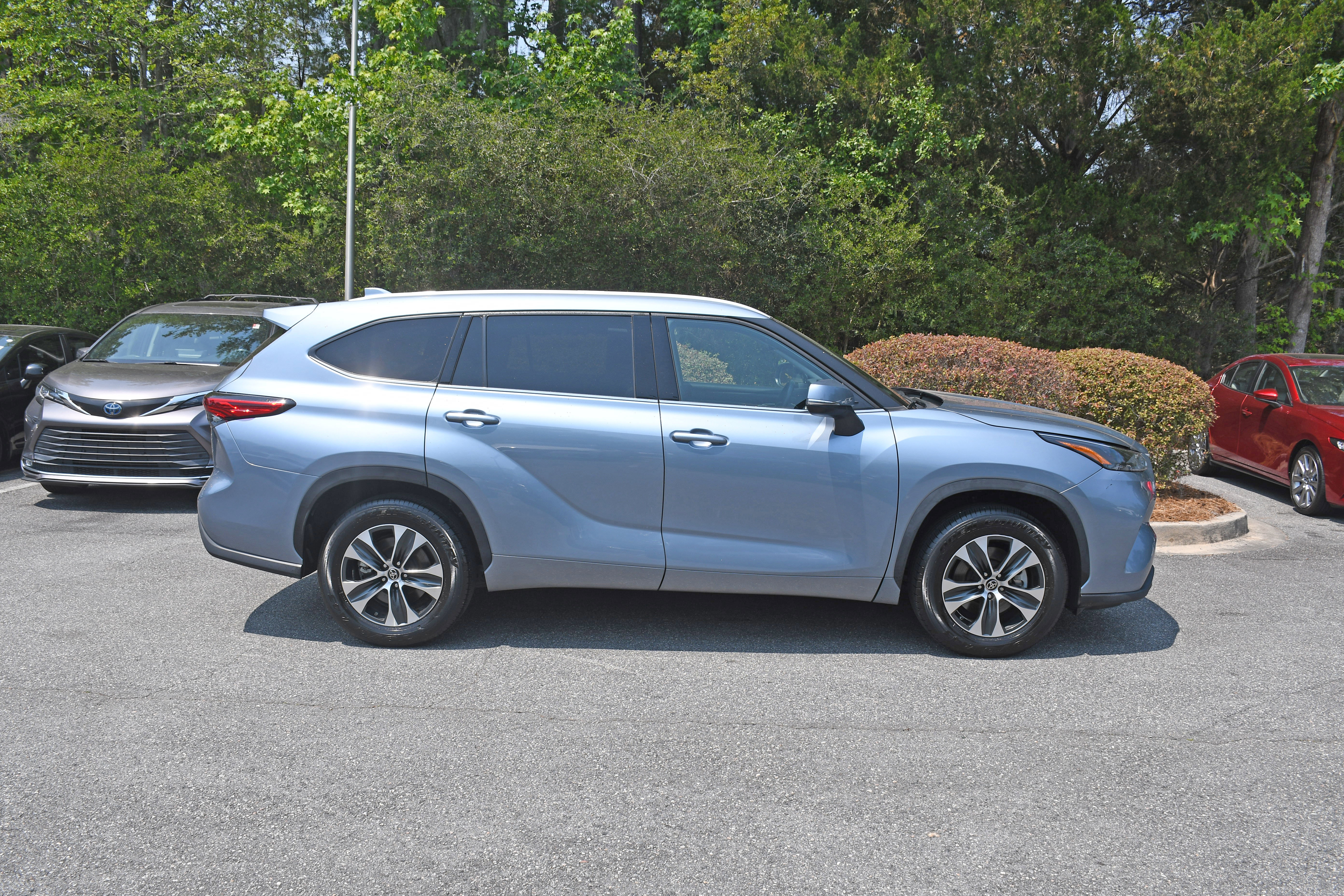 Used 2022 Toyota Highlander XLE FWD image 5