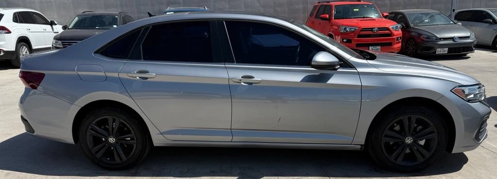 Used 2024 Volkswagen Jetta SE w/ Panoramic Sunroof Package FWD image 5