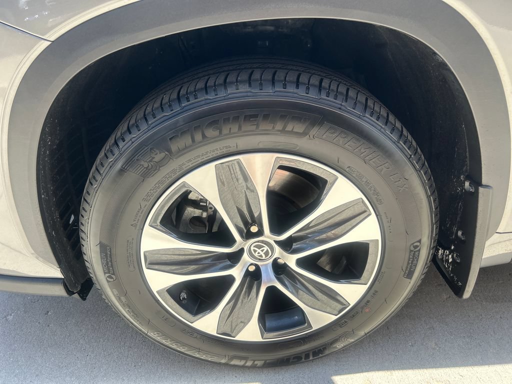 Certified 2025 Toyota Highlander XLE AWD/4WD image 14