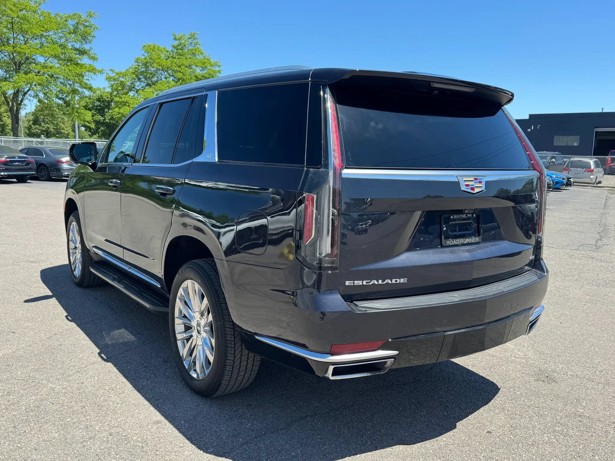 Used 2024 Cadillac Escalade Premium Luxury AWD/4WD image 3