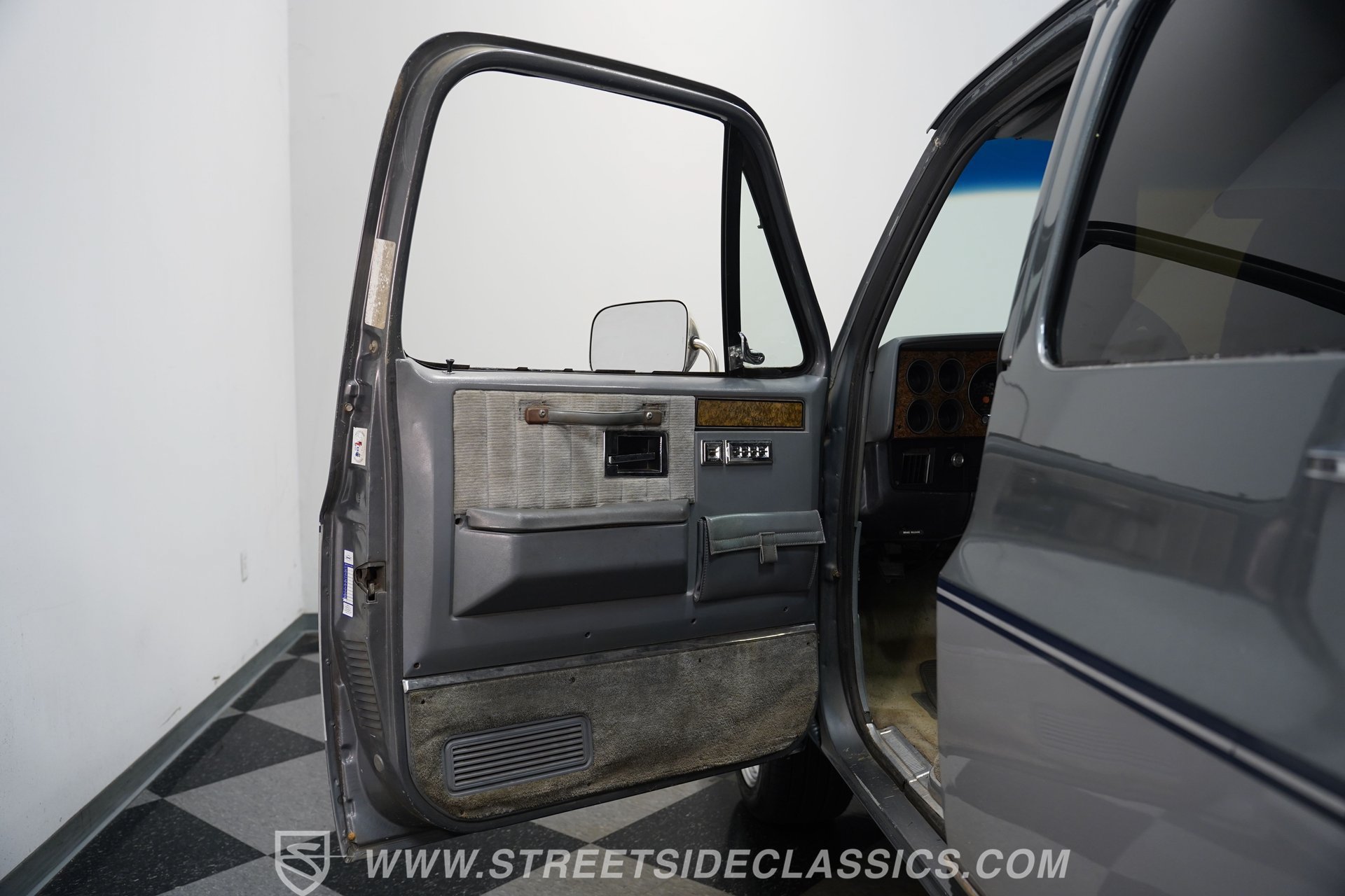 Used 1990 Chevrolet Suburban 2WD image 36