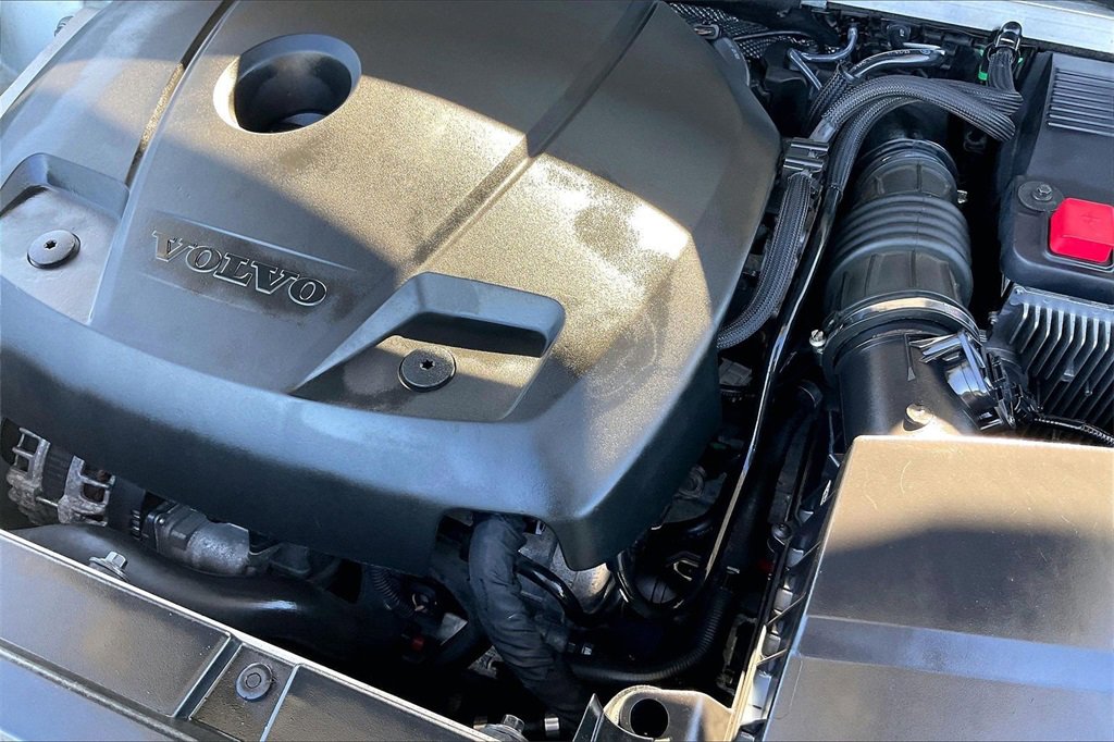 Used 2017 Volvo XC90 T6 Momentum w/ Vision Package image 32