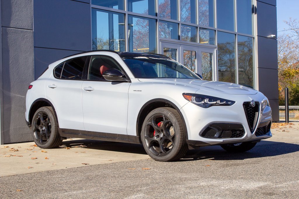 New 2025 Alfa Romeo Stelvio Sprint image 3