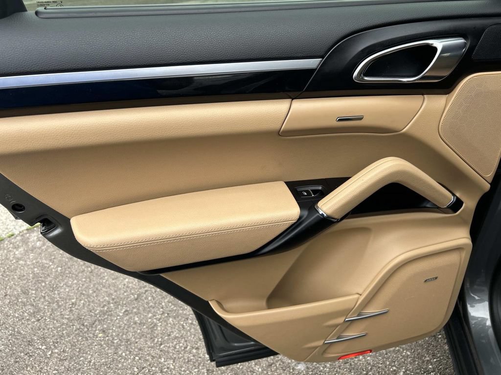 Used 2018 Porsche Cayenne S w/ Premium Package Plus AWD/4WD image 24