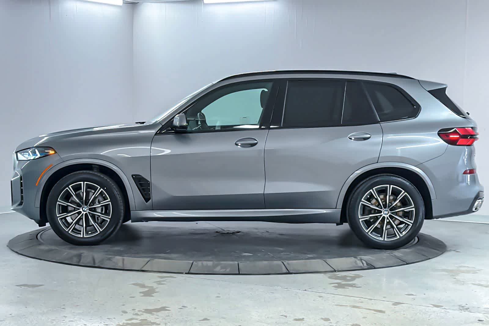 Used 2025 BMW X5 xDrive40i w/ M Sport Package AWD/4WD image 5