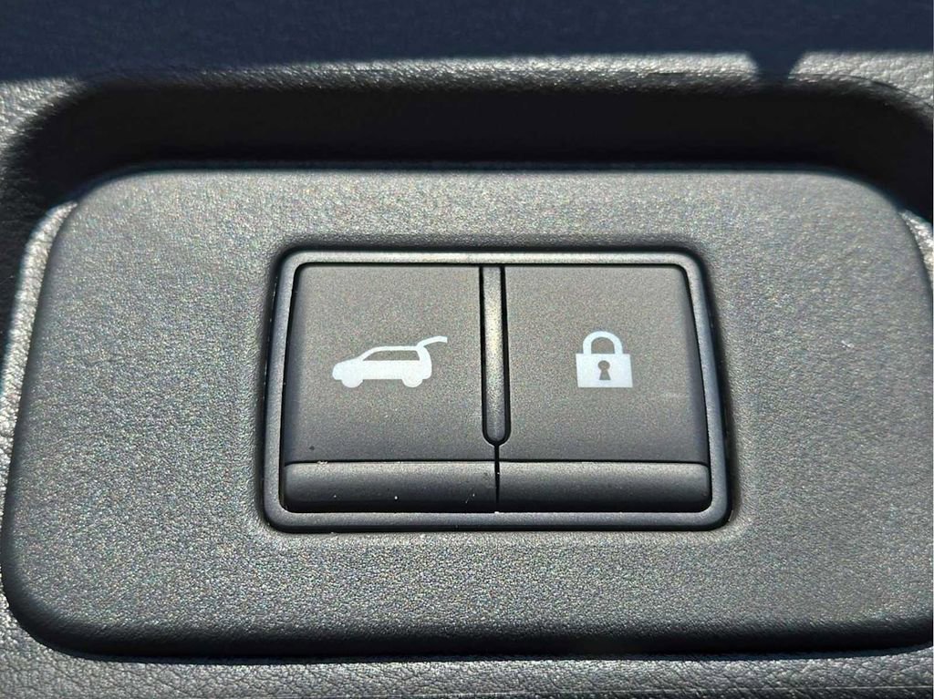 Used 2025 Nissan Rogue SV FWD image 12