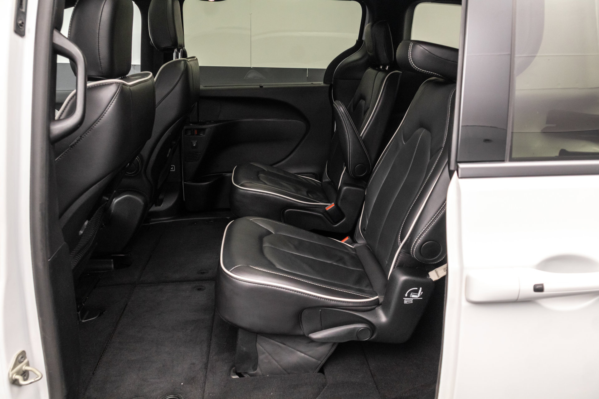 Used 2025 Chrysler Pacifica Limited FWD image 31