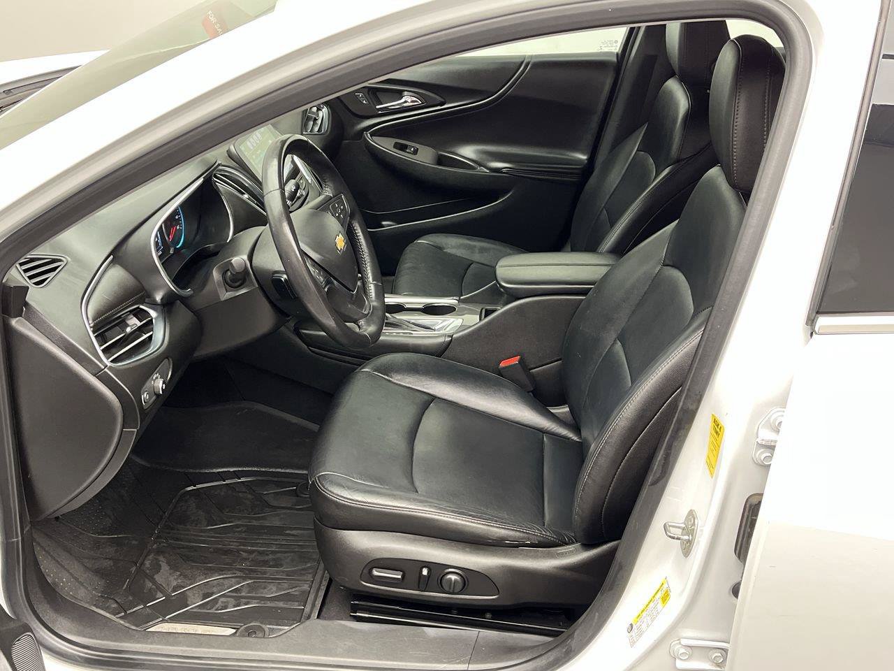 Used 2017 Chevrolet Malibu LT w/ Leather Package FWD image 3