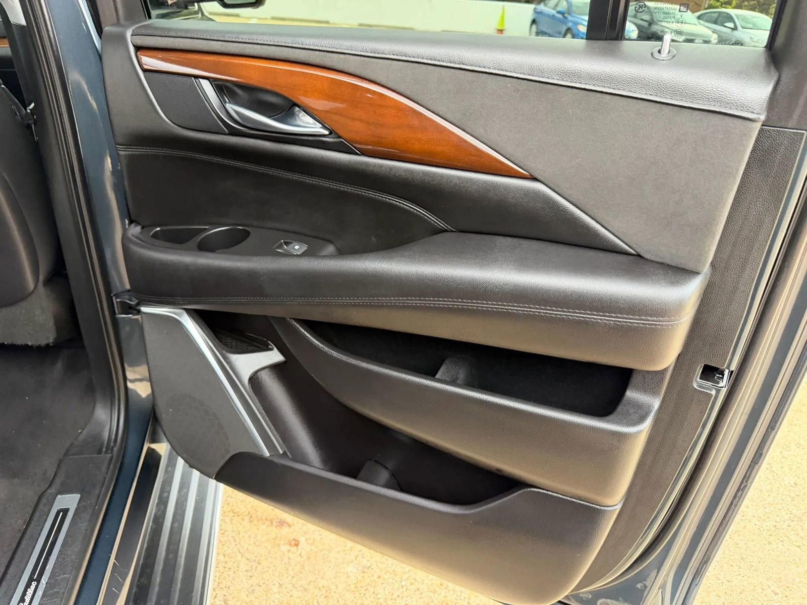 Used 2020 Cadillac Escalade ESV Premium Luxury image 18