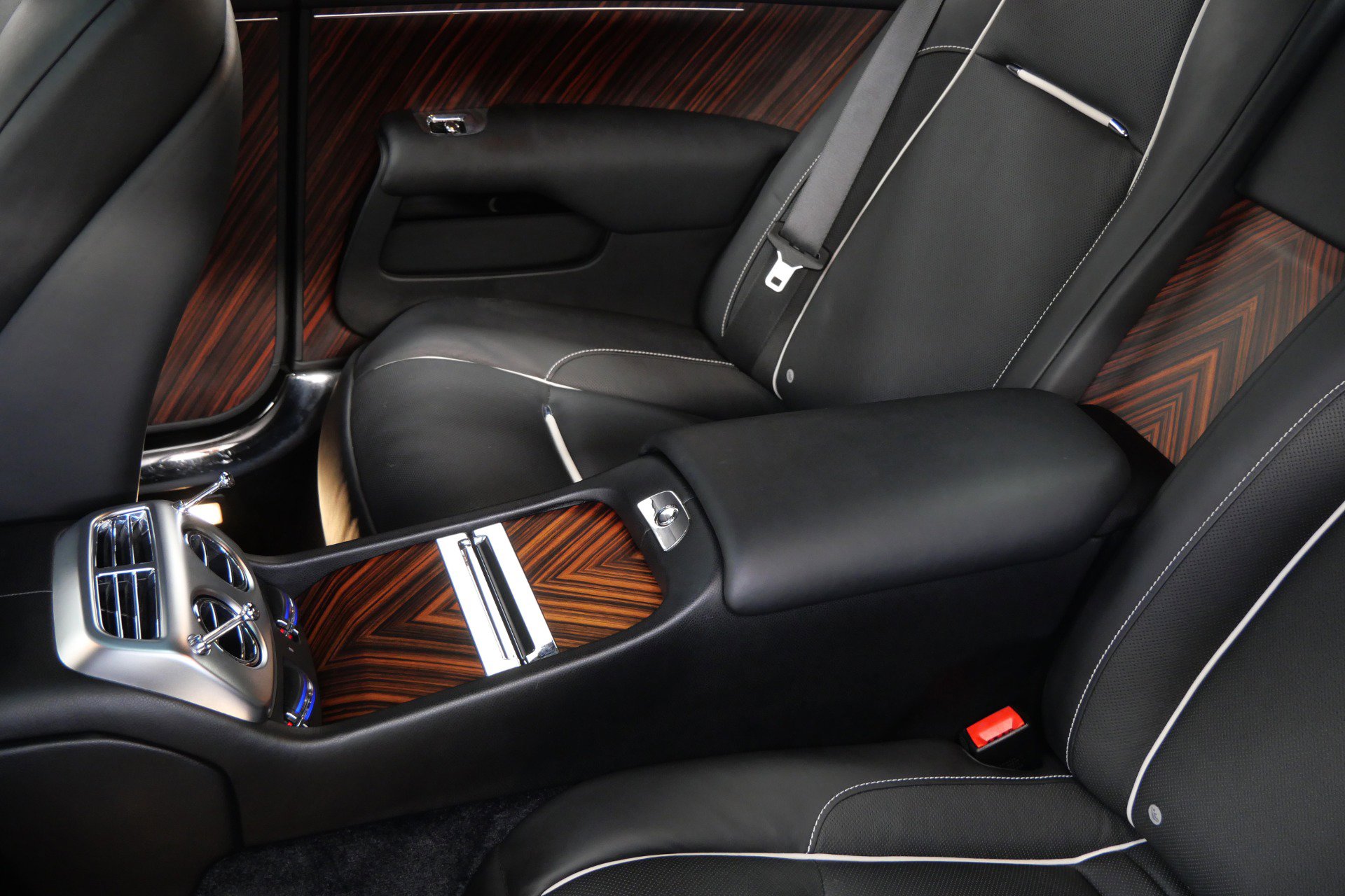 Used 2016 Rolls-Royce Wraith RWD image 28
