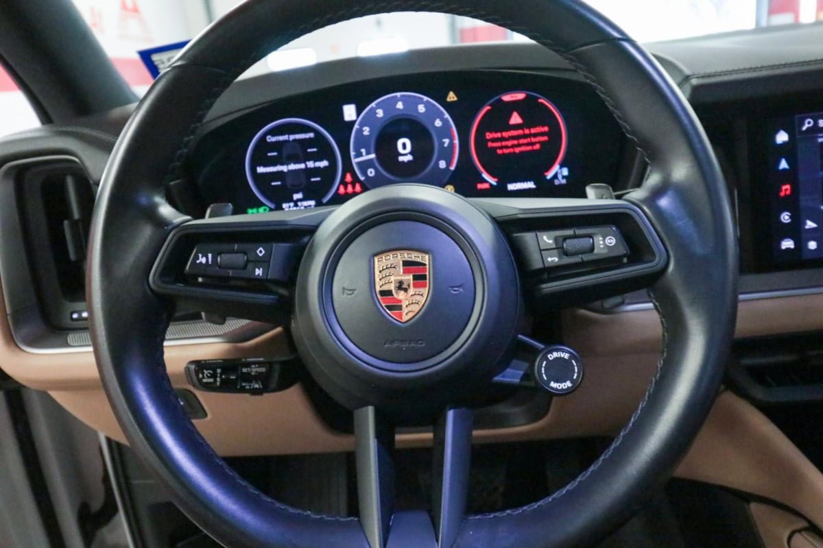 Used 2024 Porsche Cayenne AWD/4WD image 27