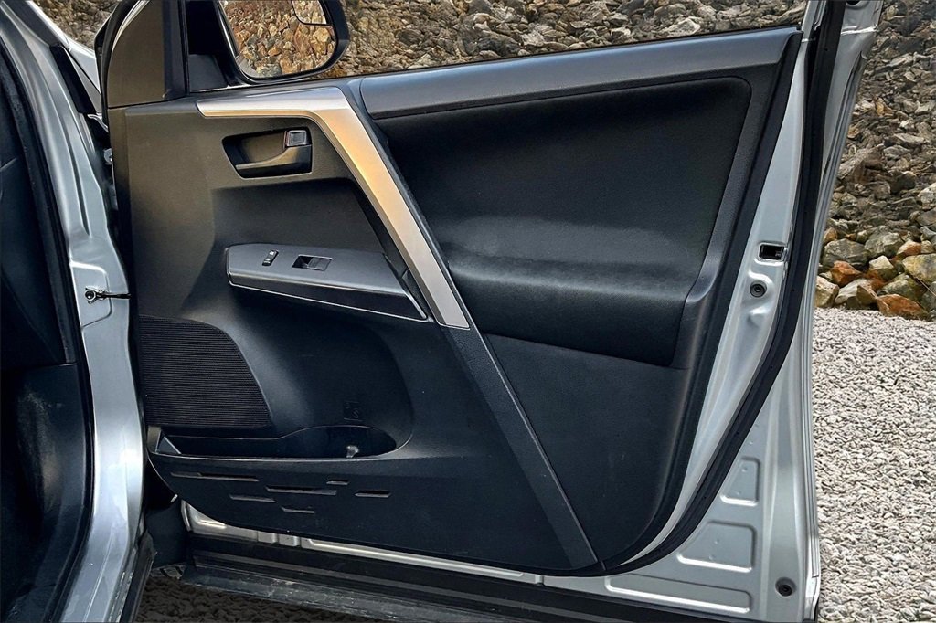 Used 2018 Toyota RAV4 LE w/ Carpet Mat Package image 20