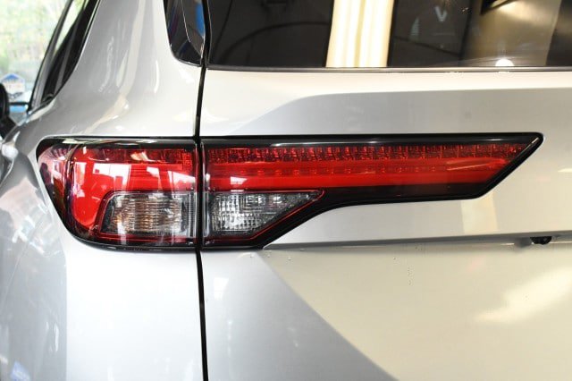 Used 2024 Mitsubishi Outlander SE AWD/4WD image 16