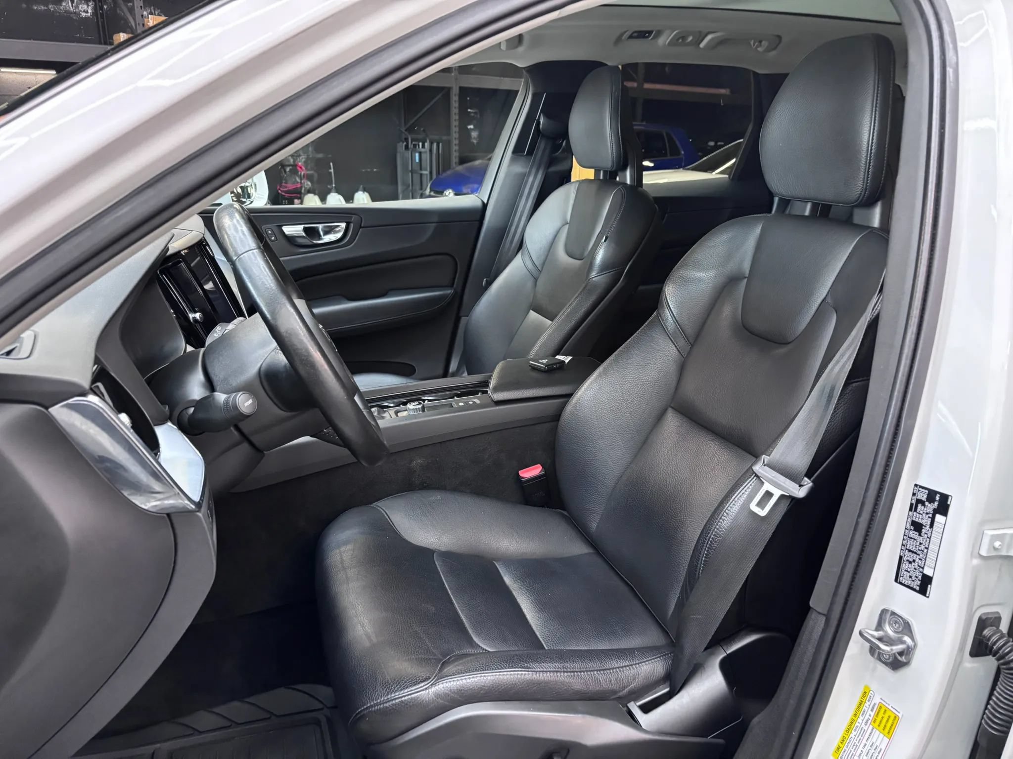 Used 2018 Volvo XC60 T6 Momentum w/ Vision Package AWD/4WD image 9
