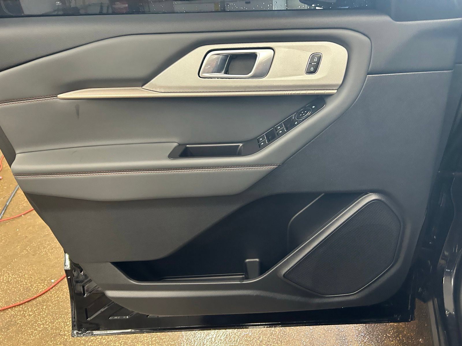 Used 2025 Ford Explorer Active AWD/4WD image 12