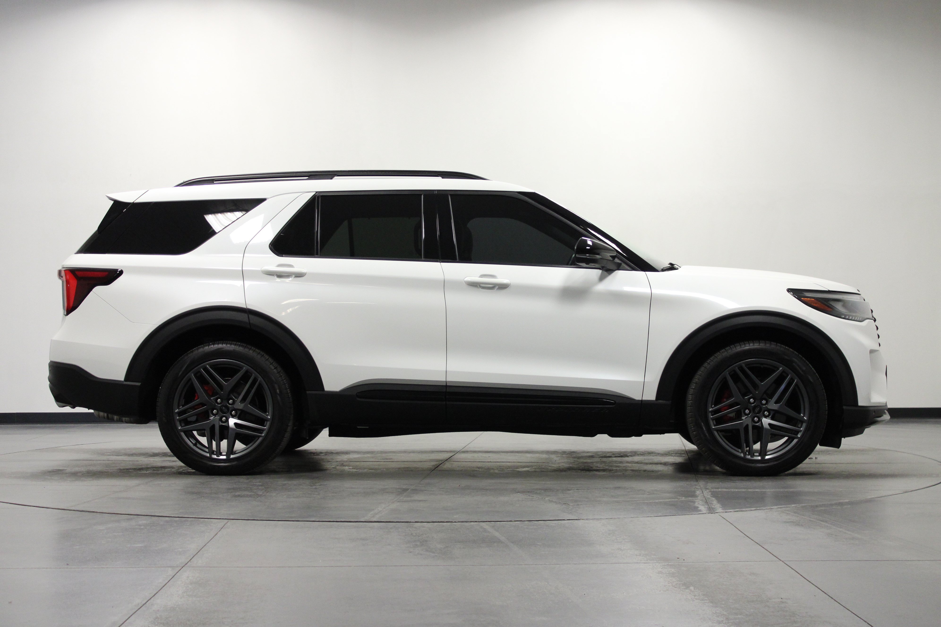 Used 2025 Ford Explorer ST AWD/4WD image 3