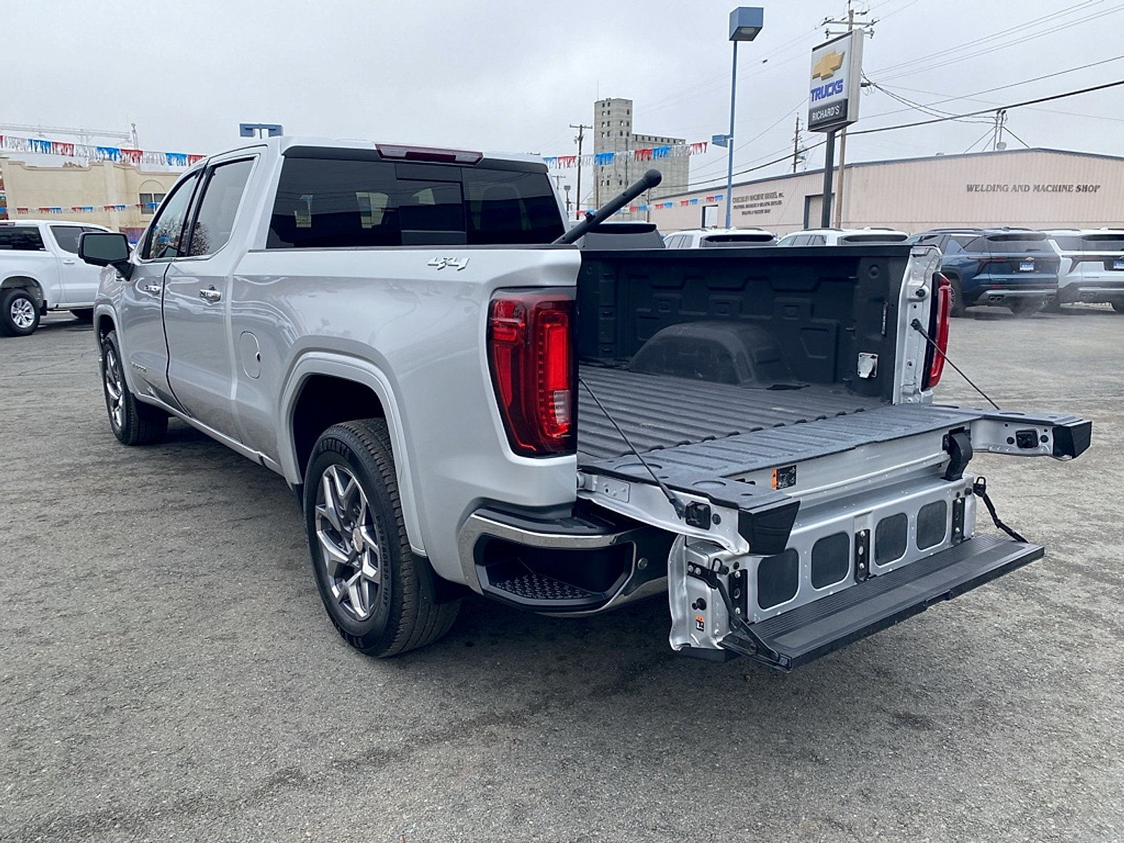 Used 2022 GMC Sierra 1500 SLT w/ SLT Premium Plus Package AWD/4WD image 13