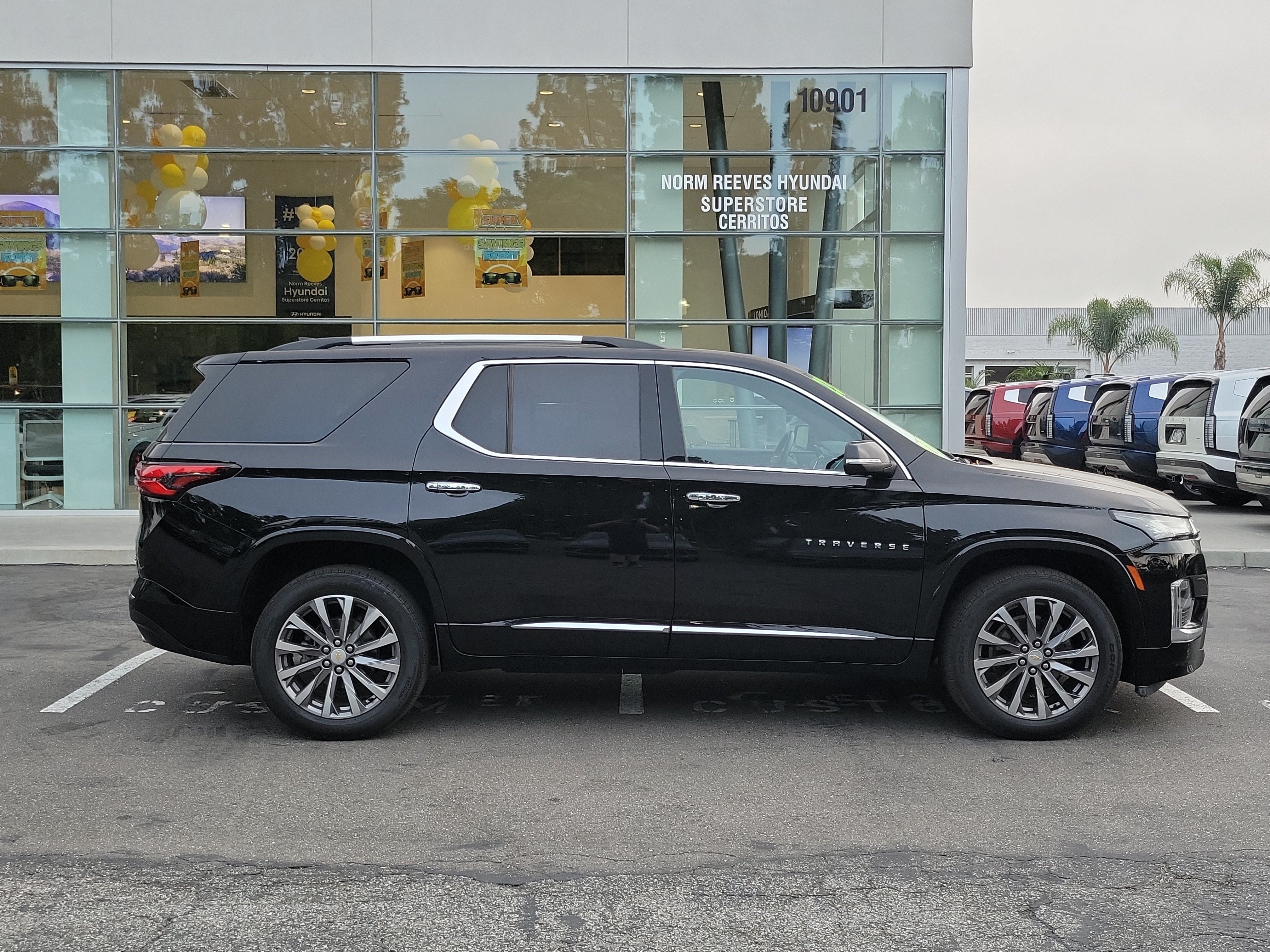 Used 2023 Chevrolet Traverse Premier FWD image 3