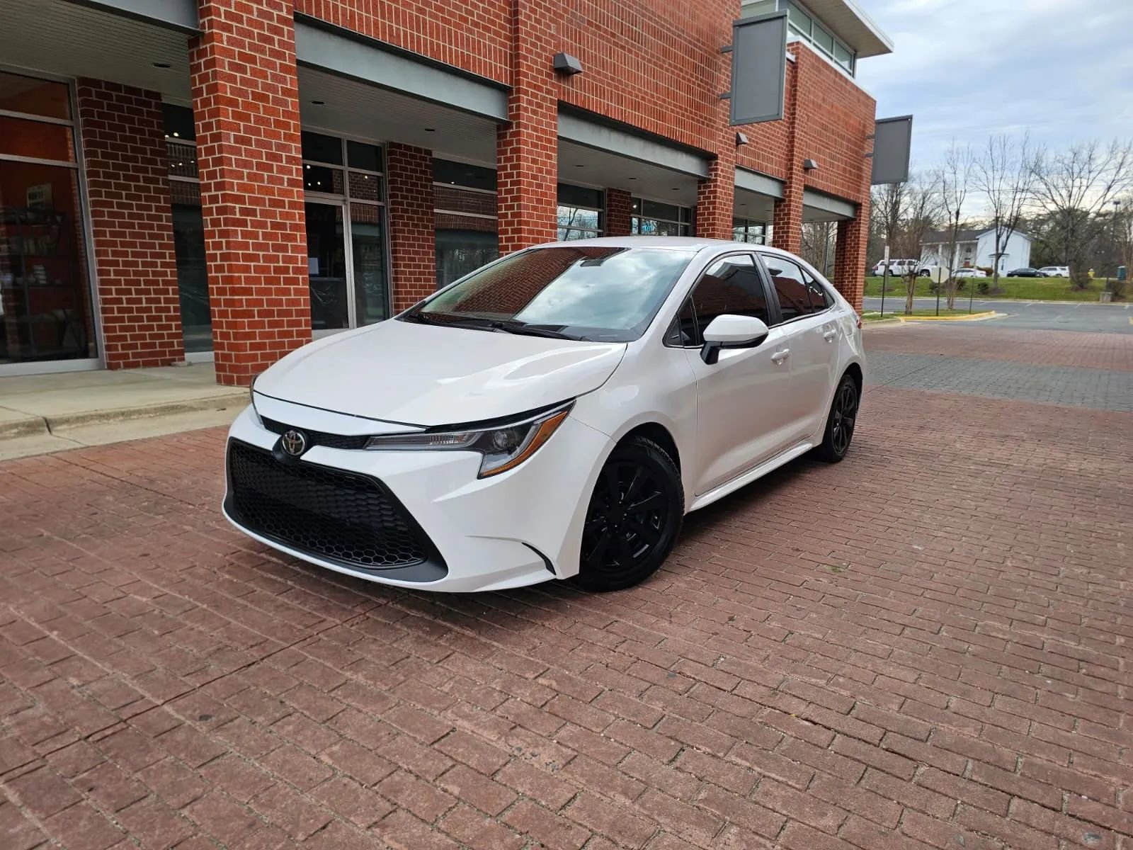 Used 2021 Toyota Corolla LE FWD image 3