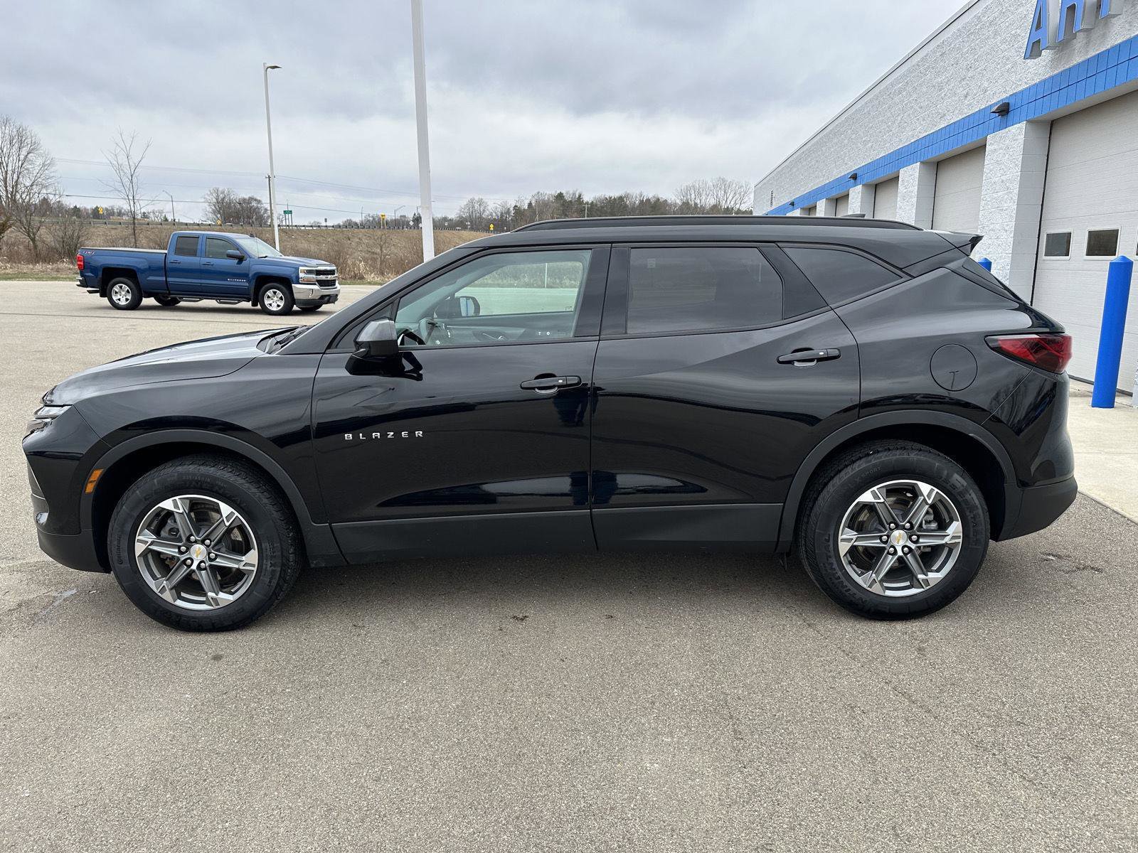 Used 2024 Chevrolet Blazer LT w/ Convenience Package FWD image 3