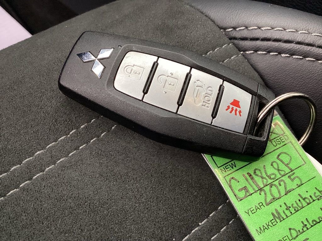Used 2025 Mitsubishi Outlander AWD image 32