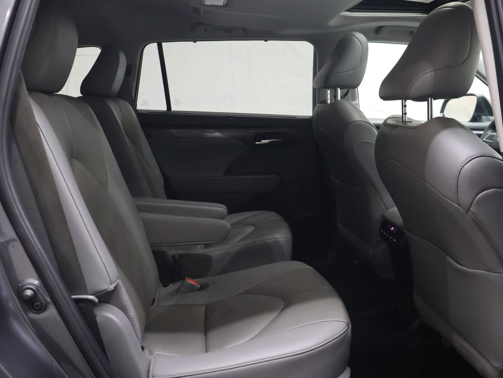 Used 2024 Toyota Highlander Limited FWD image 12