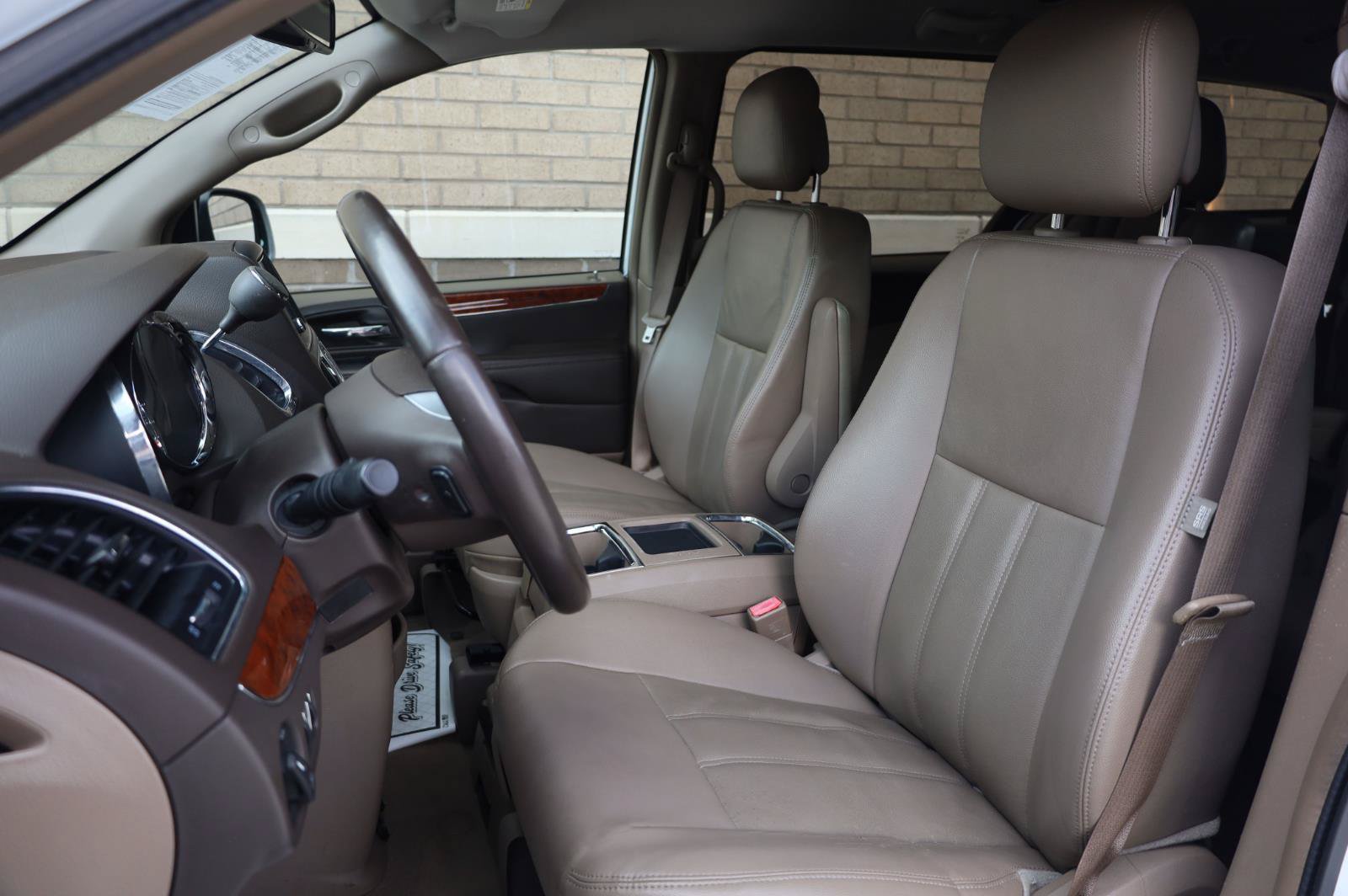 Used 2014 Chrysler Town & Country Touring FWD image 15