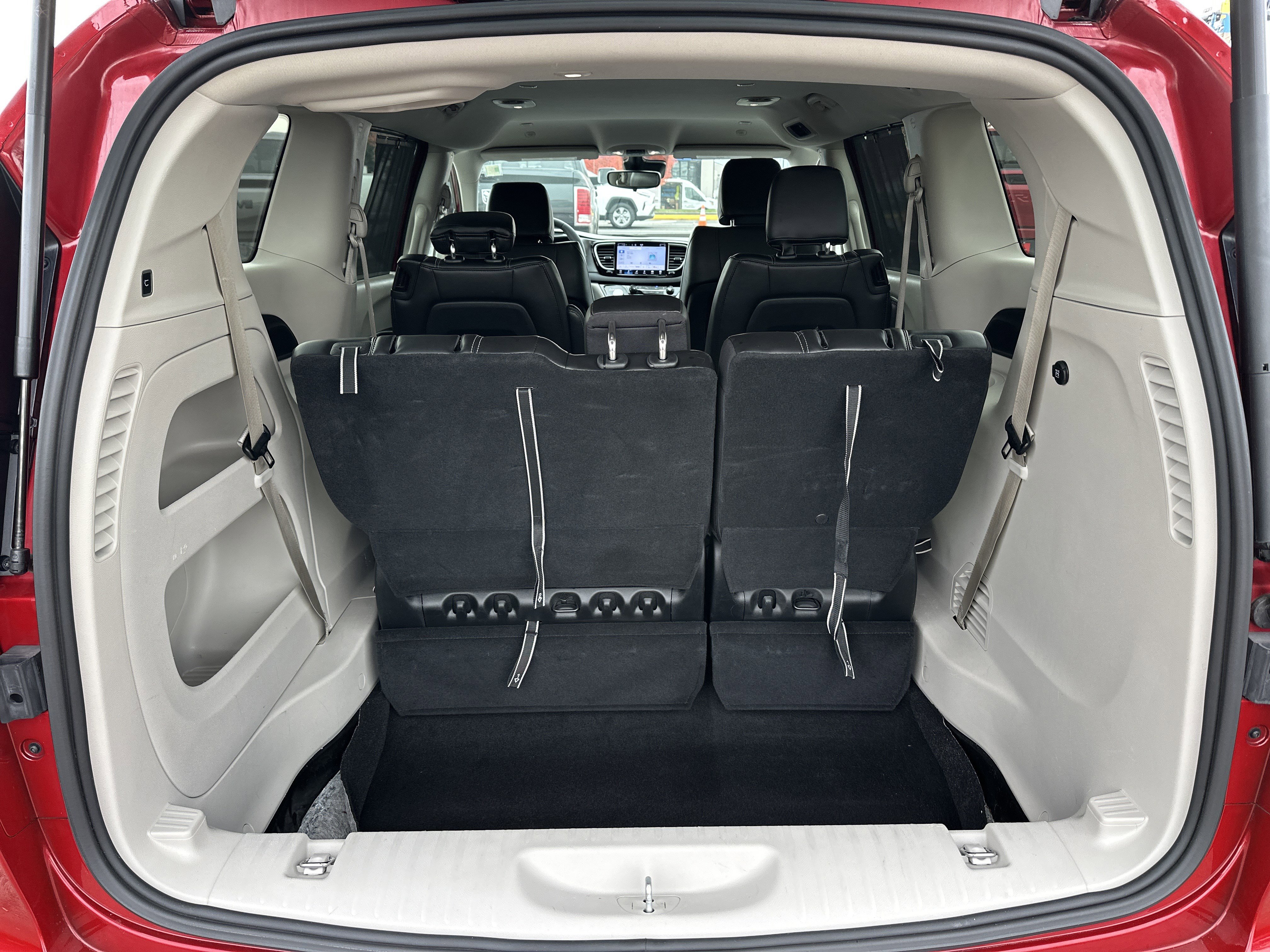 Used 2024 Chrysler Pacifica Touring-L image 4