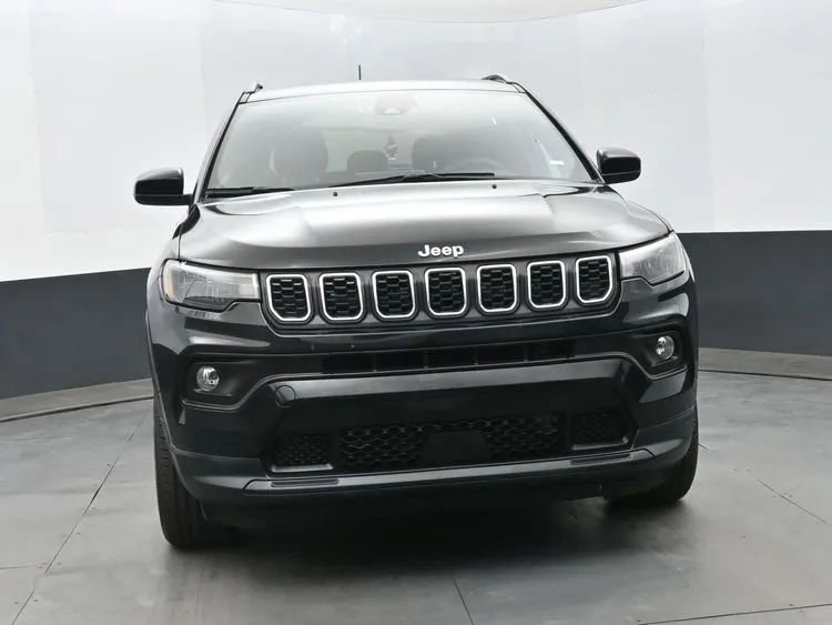 Used 2024 Jeep Compass Latitude AWD/4WD image 3