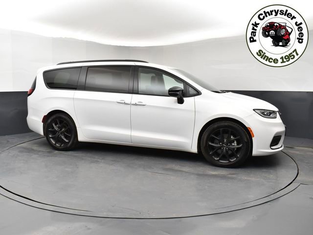 Used 2024 Chrysler Pacifica Limited w/ Uconnect Theater Family Group image 1