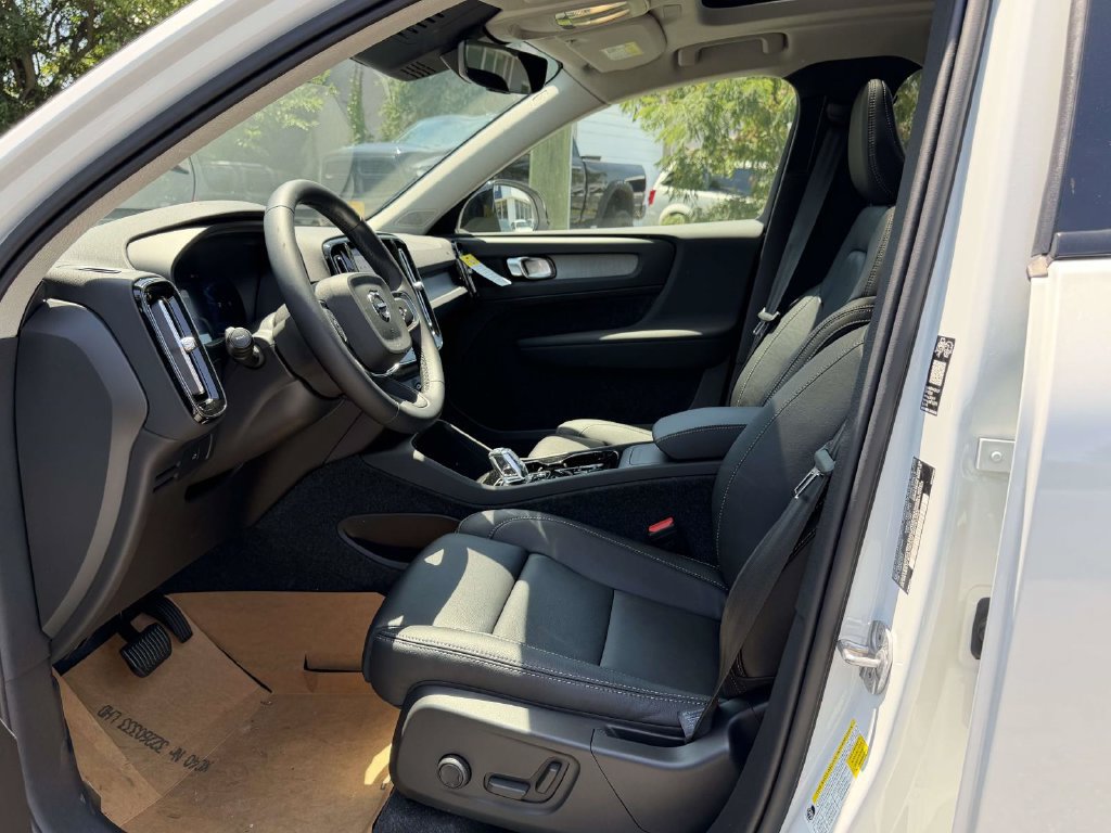 New 2026 Volvo XC40 B5 Plus w/ Protection Package Premier AWD/4WD image 15