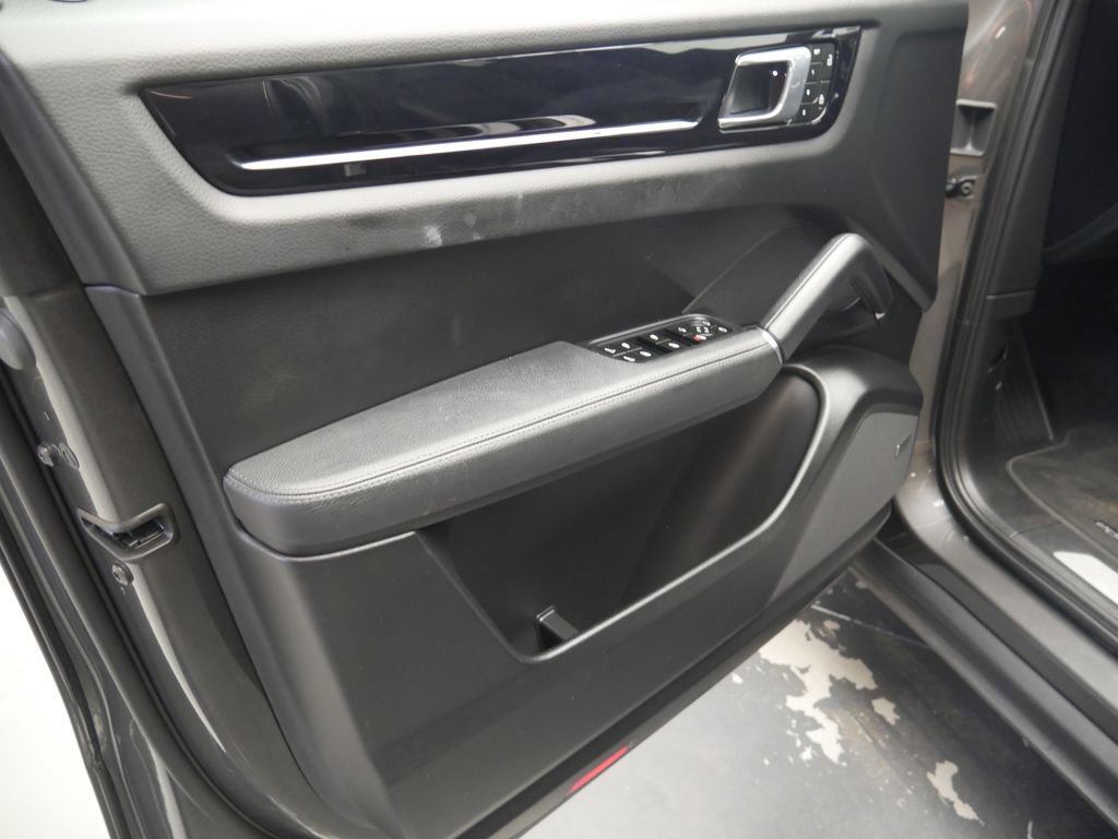 Certified 2023 Porsche Cayenne AWD/4WD image 17