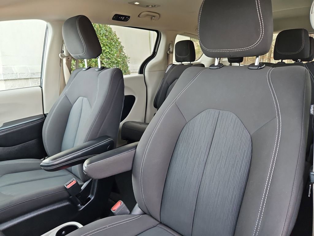 Used 2023 Chrysler Voyager LX image 23